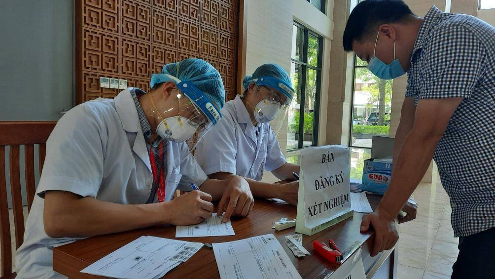 Hoạt động lấy mẫu x&eacute;t nghiệm tu&acirc;n thủ nghi&ecirc;m ngặt c&aacute;c quy định ph&ograve;ng chống dịch Covid-19.