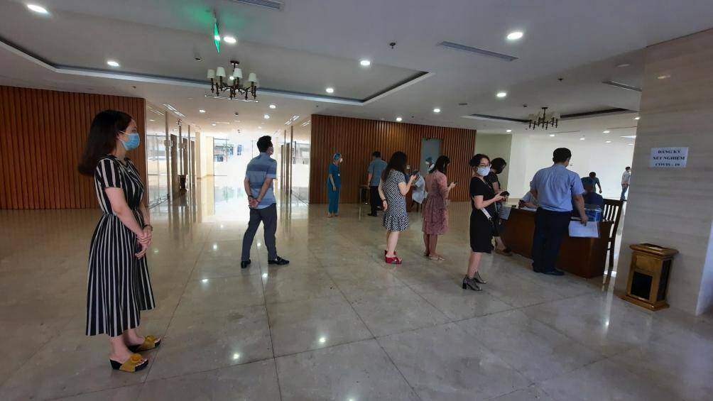 Trước khi v&agrave;o lấy mẫu, ph&oacute;ng vi&ecirc;n đăng k&yacute; th&ocirc;ng tin c&aacute; nh&acirc;n v&agrave; cơ quan b&aacute;o ch&iacute; c&ocirc;ng t&aacute;c.