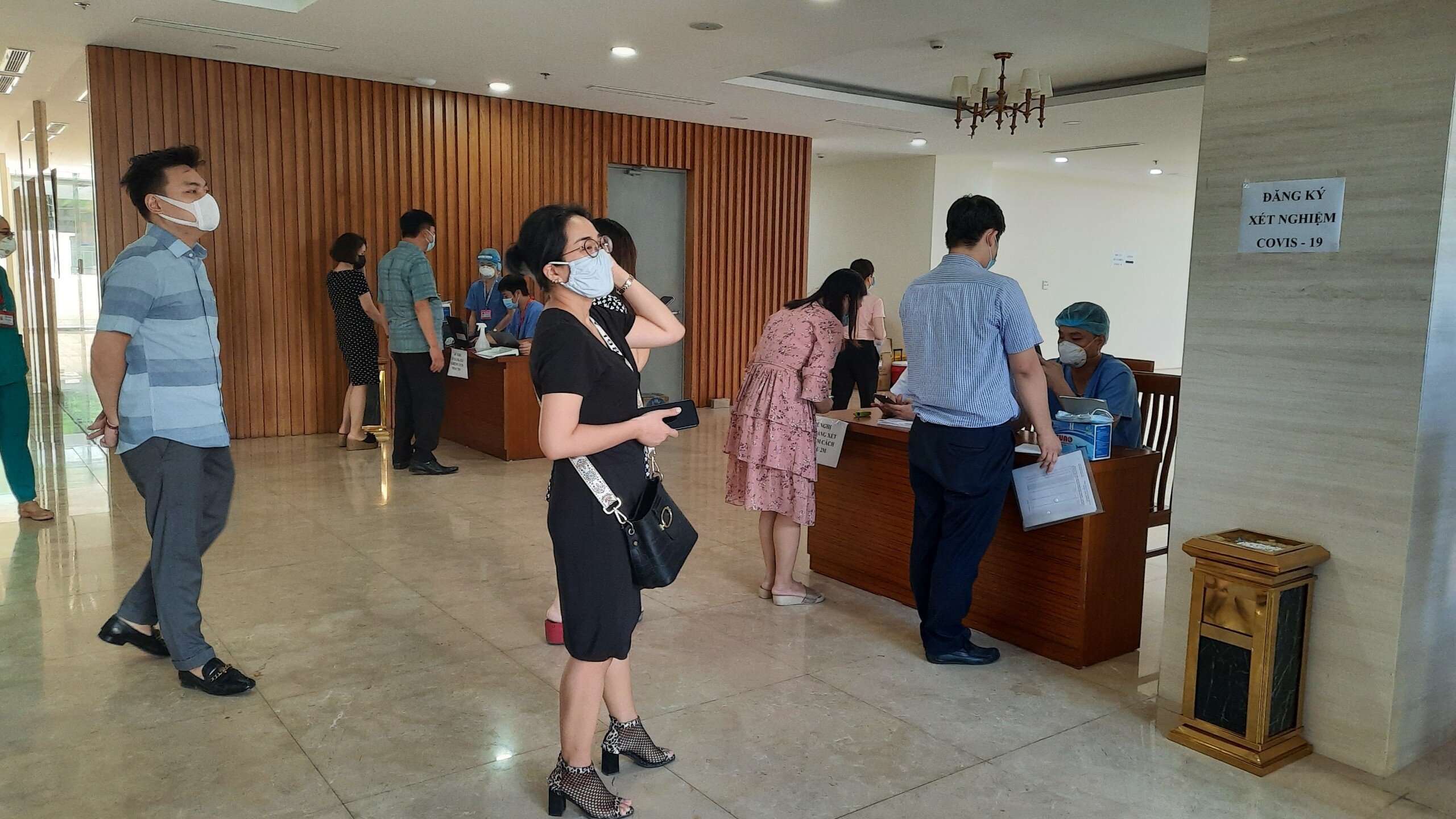 Từ s&aacute;ng sớm đ&atilde; c&oacute; kh&aacute; đ&ocirc;ng ph&oacute;ng vi&ecirc;n của c&aacute;c cơ quan b&aacute;o ch&iacute; đến x&eacute;t nghiệm Covid-19.