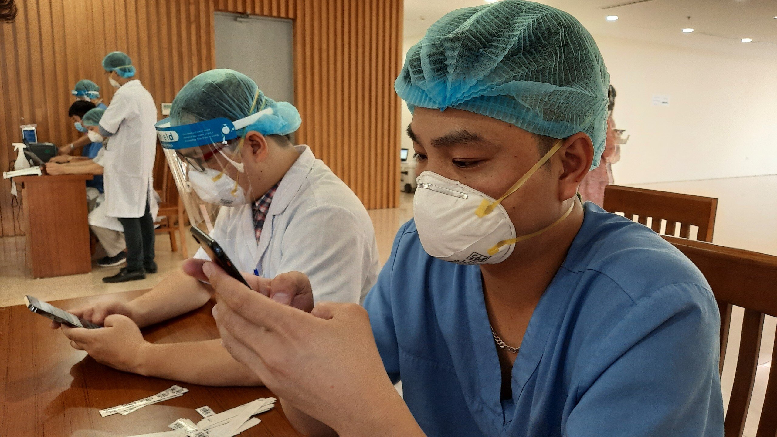 Việc sử dụng điện thoại để nhập th&ocirc;ng tin người lấy mẫu x&eacute;t nghiệm sẽ tiết kiệm thời gian v&agrave; giảm nguy cơ l&acirc;y lan dịch so với việc điền th&ocirc;ng tin bằng giấy v&agrave; b&uacute;t.