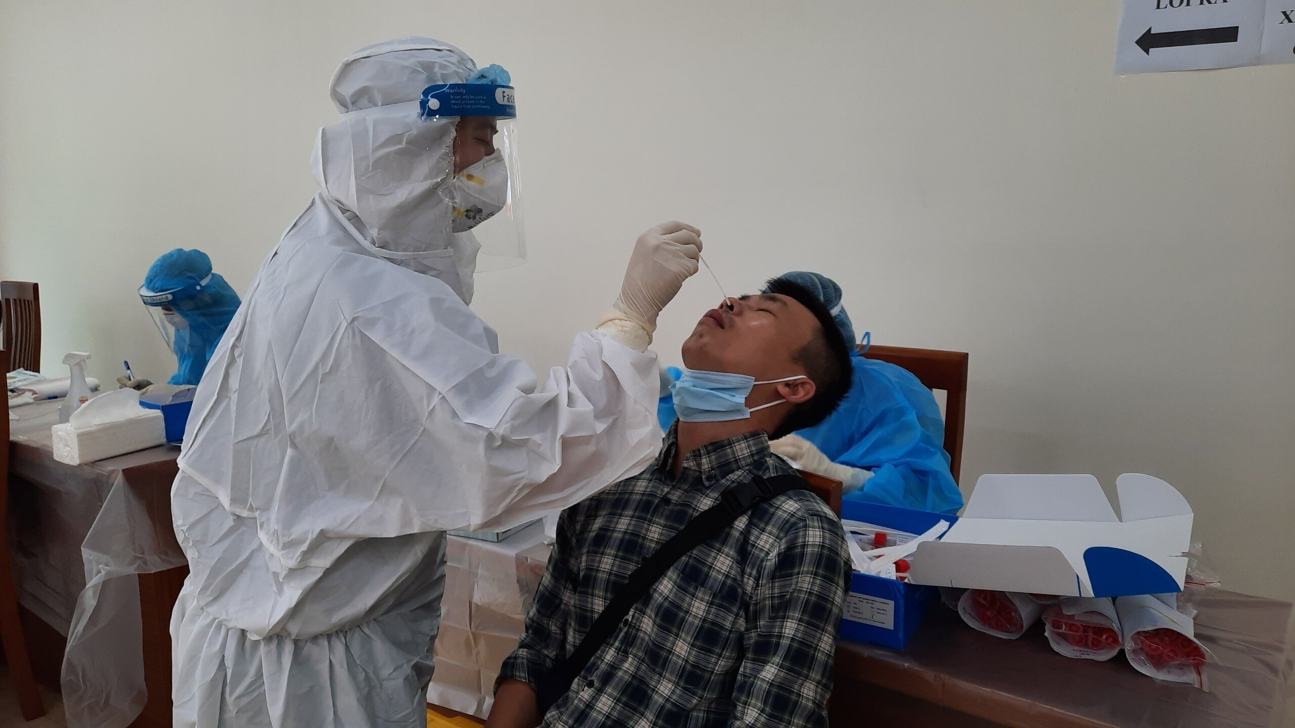 S&aacute;ng 12/7, tại trụ sở 35 Ng&ocirc; Quyền, Văn ph&ograve;ng Quốc hội đ&atilde; tổ chức x&eacute;t nghiệm Covid-19 cho những người tham gia kỳ họp thứ nhất Quốc hội kho&aacute; XV.