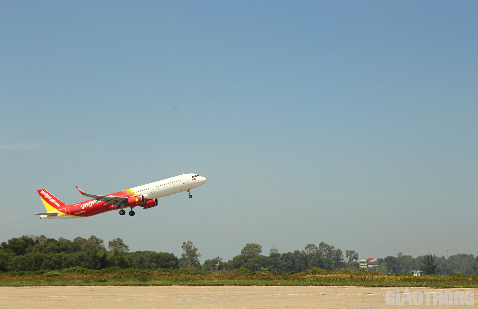 Đ&uacute;ng 14h00 ng&agrave;y 12/7, m&aacute;y bay  cất c&aacute;nh, đưa theo đo&agrave;n 60 y b&aacute;c sĩ ở Nghệ An l&ecirc;n đường v&agrave;o TP.HCM. Dự kiến, đo&agrave;n sẽ hạ c&aacute;nh xuống s&acirc;n bay T&acirc;n S&acirc;n Nhất sau hơn 1 giờ 30 ph&uacute;t bay