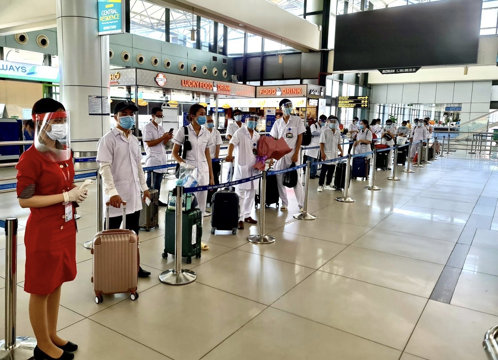 Trong ngày 13/7, chuyến bay VJ165 của Vietjet từ Hà Nội vào TP.HCM cũng mang theo những lô vaccine Pfizer, đây là số vaccine được phân bổ cho TP.HCM để nhanh chóng thực hiện mục tiêu tiêm chủng trong giai đoạn cao điểm này.