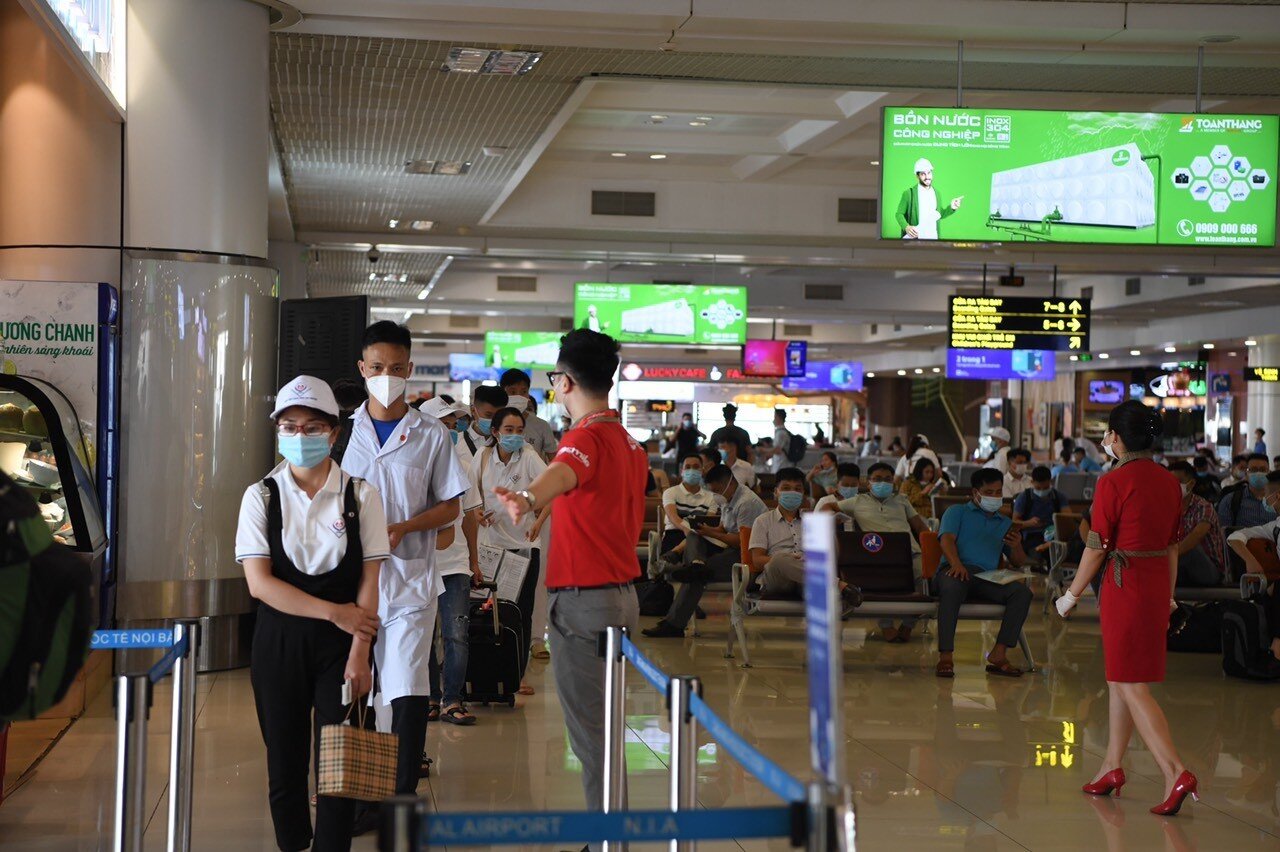 Nhân viên Vietjet nhiệt tình hướng dẫn các nhân viên y tế