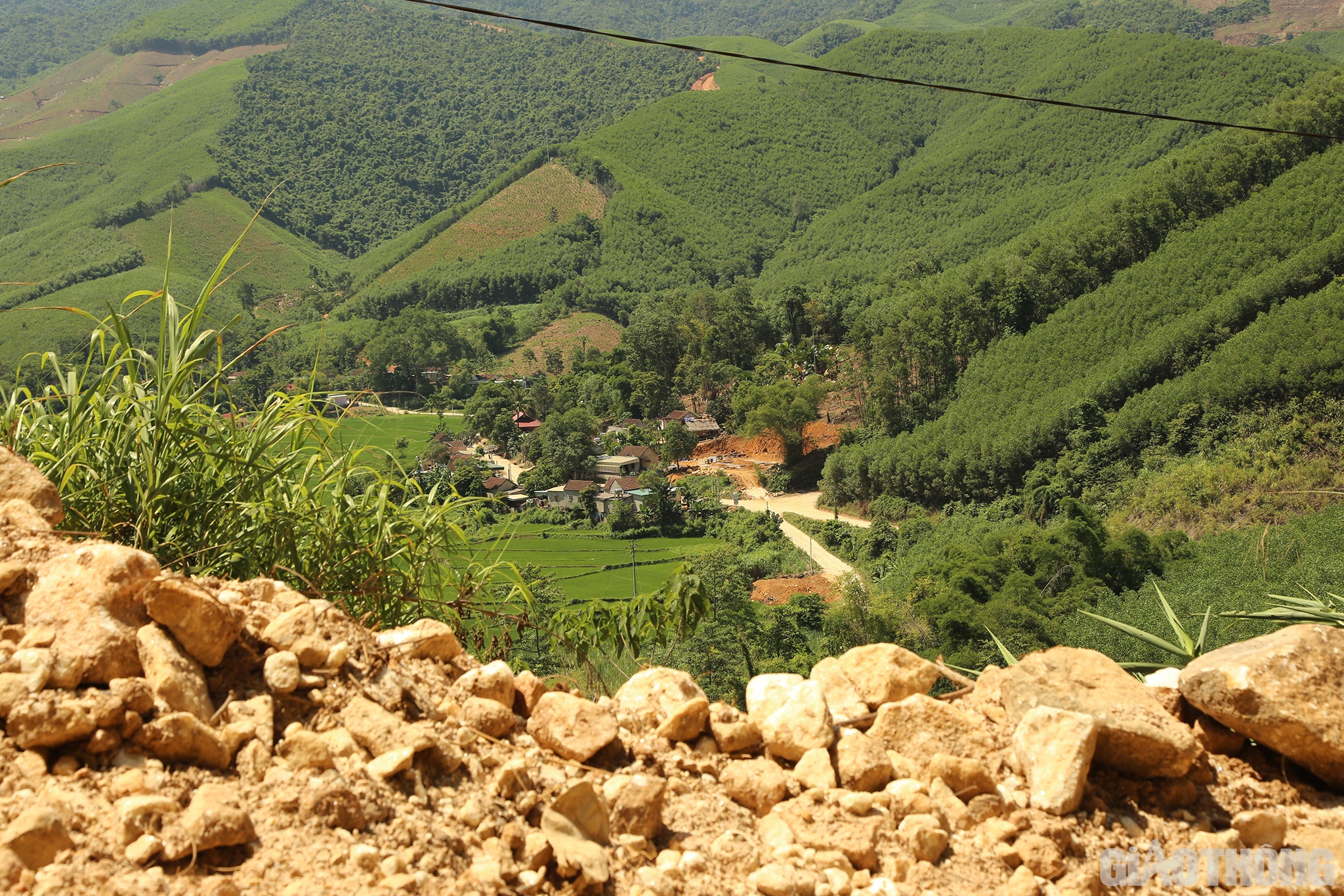 Theo quan s&aacute;t, mỏ đ&aacute; "thổ phỉ" n&agrave;y nằm s&aacute;t với tỉnh lộ 532 v&agrave; c&aacute;ch UBND x&atilde; Ch&acirc;u Lộc, huyện Q&ugrave;y Hợp chỉ khoảng hơn 1km.