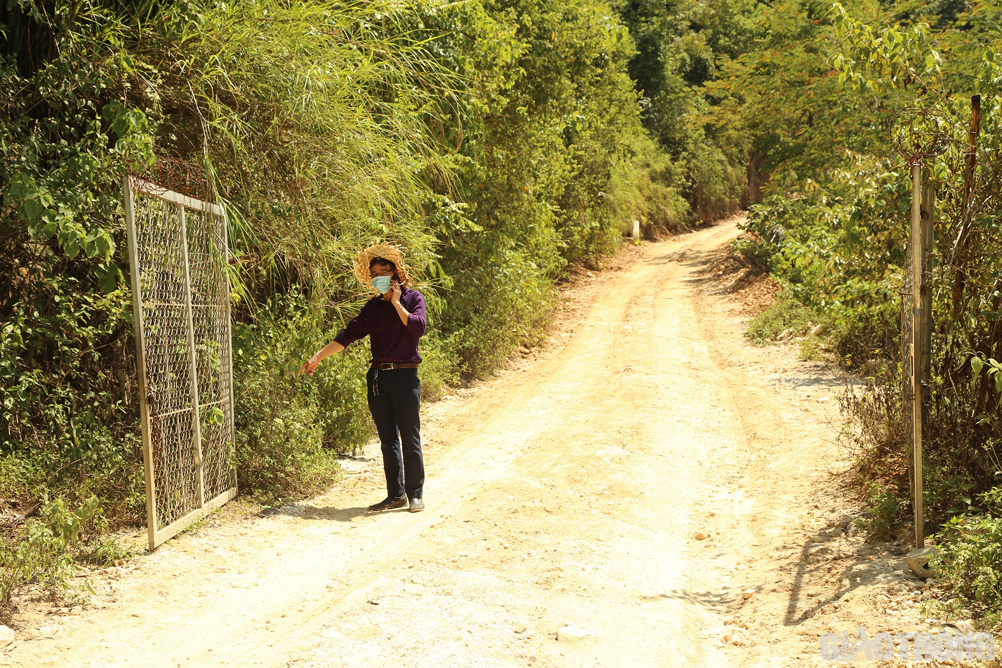 Đặc biệt, ở giữa con đường đất độc đạo l&ecirc;n mỏ "thổ phỉ" n&agrave;y, ch&uacute;ng l&agrave;m một cửa sắt c&oacute; ống kh&oacute;a, x&iacute;ch để hạn chế người lạ.