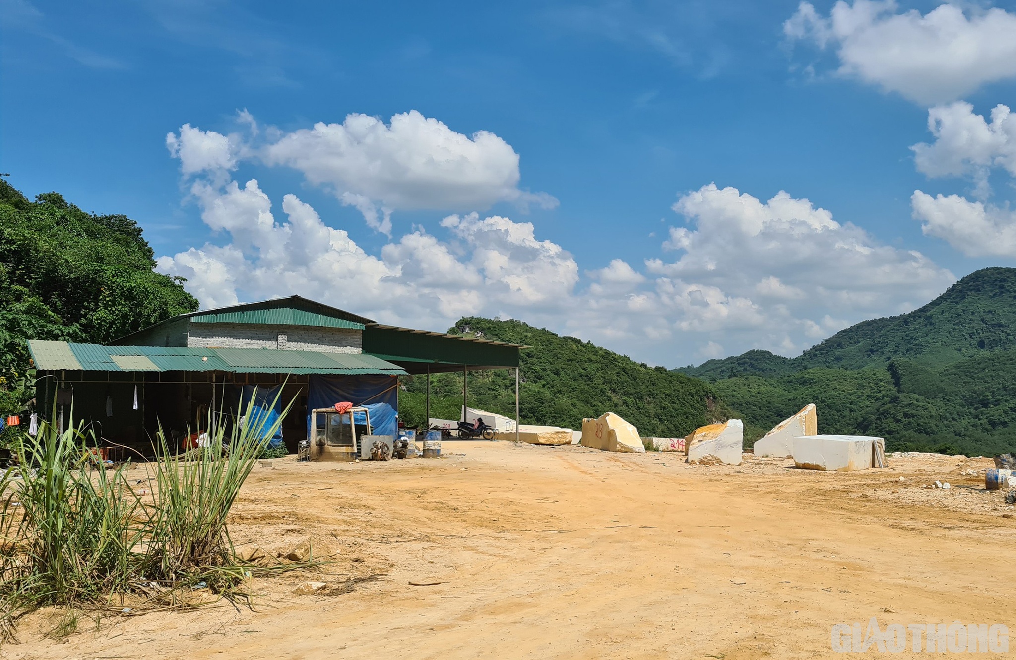 Ở một khoảnh đất trống dưới thấp l&agrave; một ng&ocirc;i nh&agrave; được lợp bằng t&ocirc;n rất chắc chắn với đầy đủ đồ d&ugrave;ng sinh hoạt h&agrave;ng ng&agrave;y v&agrave; dụng cụ, phụ t&ugrave;ng sửa chữa m&aacute;y m&oacute;c. Ngo&agrave;i ra, khu n&agrave;y c&ograve;n c&oacute; ph&ograve;ng ngủ nghỉ cho những người tham gia khai th&aacute;c đ&aacute; tr&aacute;i ph&eacute;p.