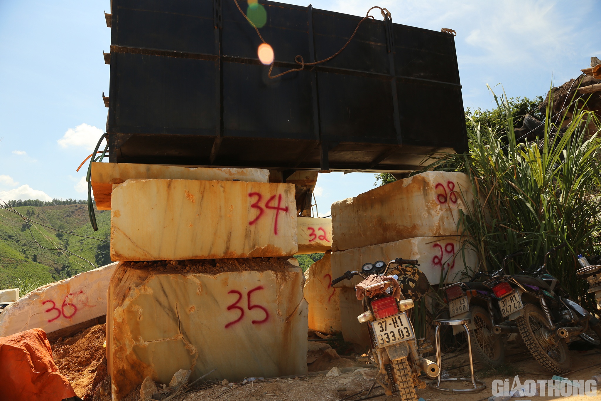 "Thổ phỉ" c&ograve;n ngang nhi&ecirc;n dựng l&aacute;n ki&ecirc;n cố, sử dụng t&eacute;c nước, t&eacute;c dầu dung t&iacute;ch lớn để phục vụ việc cắt, xẻ đ&aacute;.