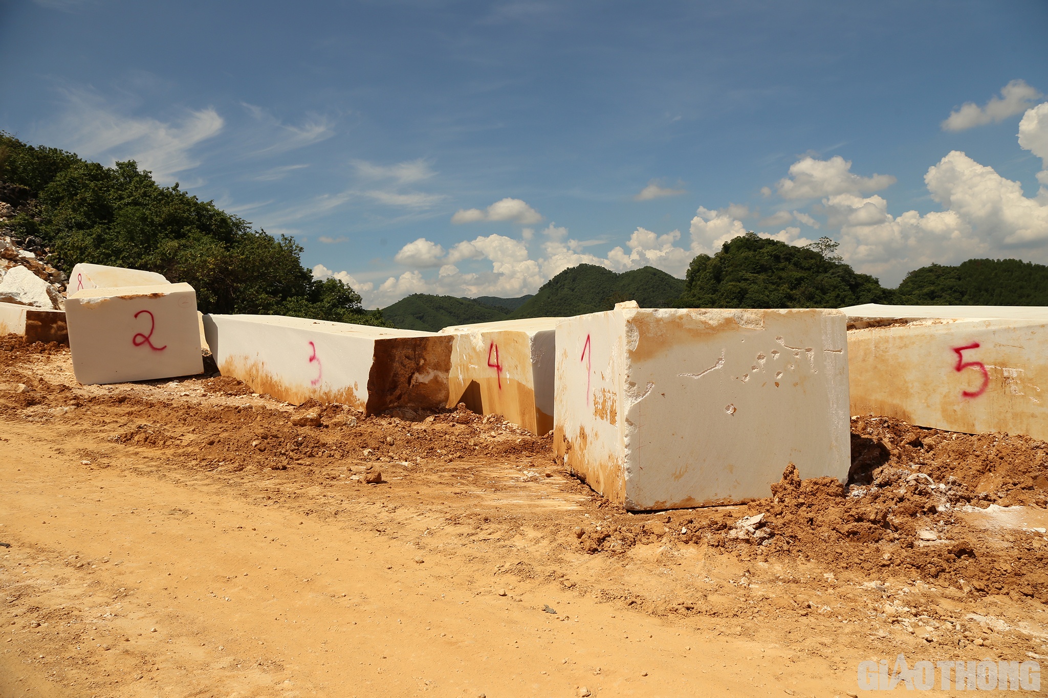 Ở tr&ecirc;n đỉnh n&uacute;i, ngay đoạn lối l&ecirc;n l&agrave; h&agrave;ng chục vỉa đ&aacute; trắng đ&atilde; được cắt xẻ vu&ocirc;ng vắn đang chờ được vận chuyển đi.