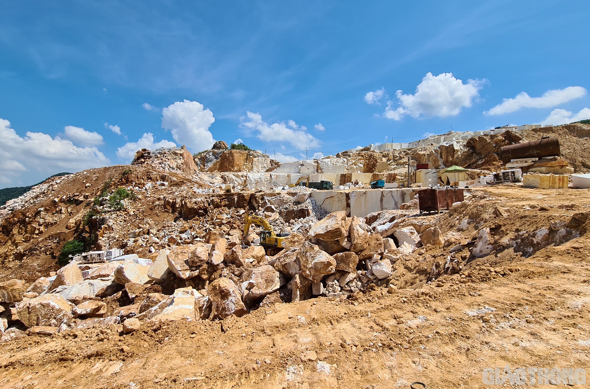 Trưa ng&agrave;y 15/7, PV B&aacute;o Giao th&ocirc;ng c&oacute; mặt tại khu vực n&uacute;i Ph&aacute; Chủng, x&oacute;m K&egrave;n, x&atilde; Ch&acirc;u Lộc, Quỳ Hợp, Nghệ An - Nơi m&agrave; C&ocirc;ng an tỉnh Nghệ An vừa bắt quả tang h&agrave;ng chục đối tượng v&agrave; phương tiện đang hoạt động khai th&aacute;c kho&aacute;ng sản (đ&aacute; trắng) tr&aacute;i ph&eacute;p với quy m&ocirc; lớn.