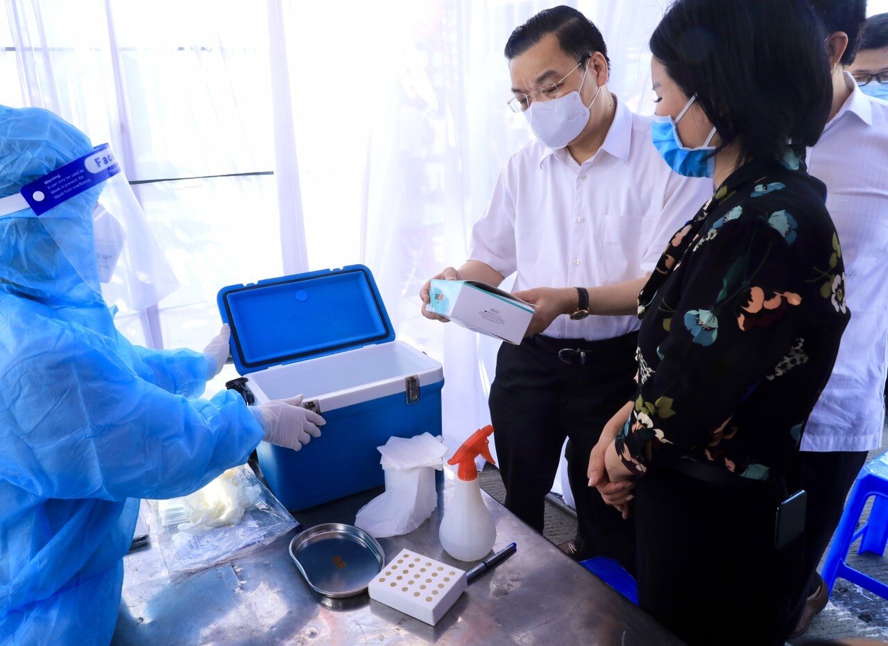 Trực tiếp kiểm tra hoạt động của chốt kiểm so&aacute;t, &ocirc;ng Chu Ngọc Anh ghi nhận nỗ lực của nhiều lực lượng trong cuộc chiến chống dịch Covid-19.