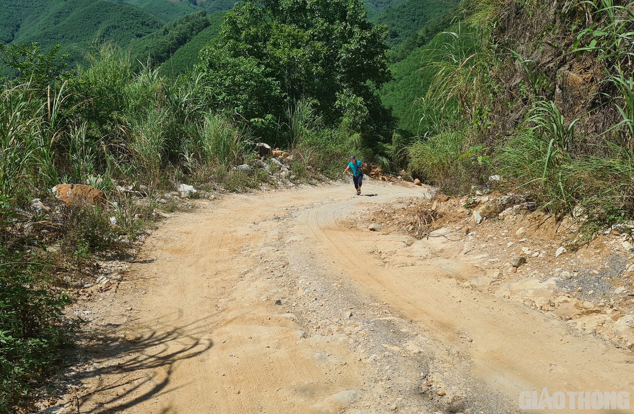 Để l&ecirc;n được khu vực c&aacute;c đối tượng khai th&aacute;c đ&aacute; tr&aacute;i ph&eacute;p, PV phải men theo một con đường đất gồ ghề, quanh co v&agrave; dốc cao.