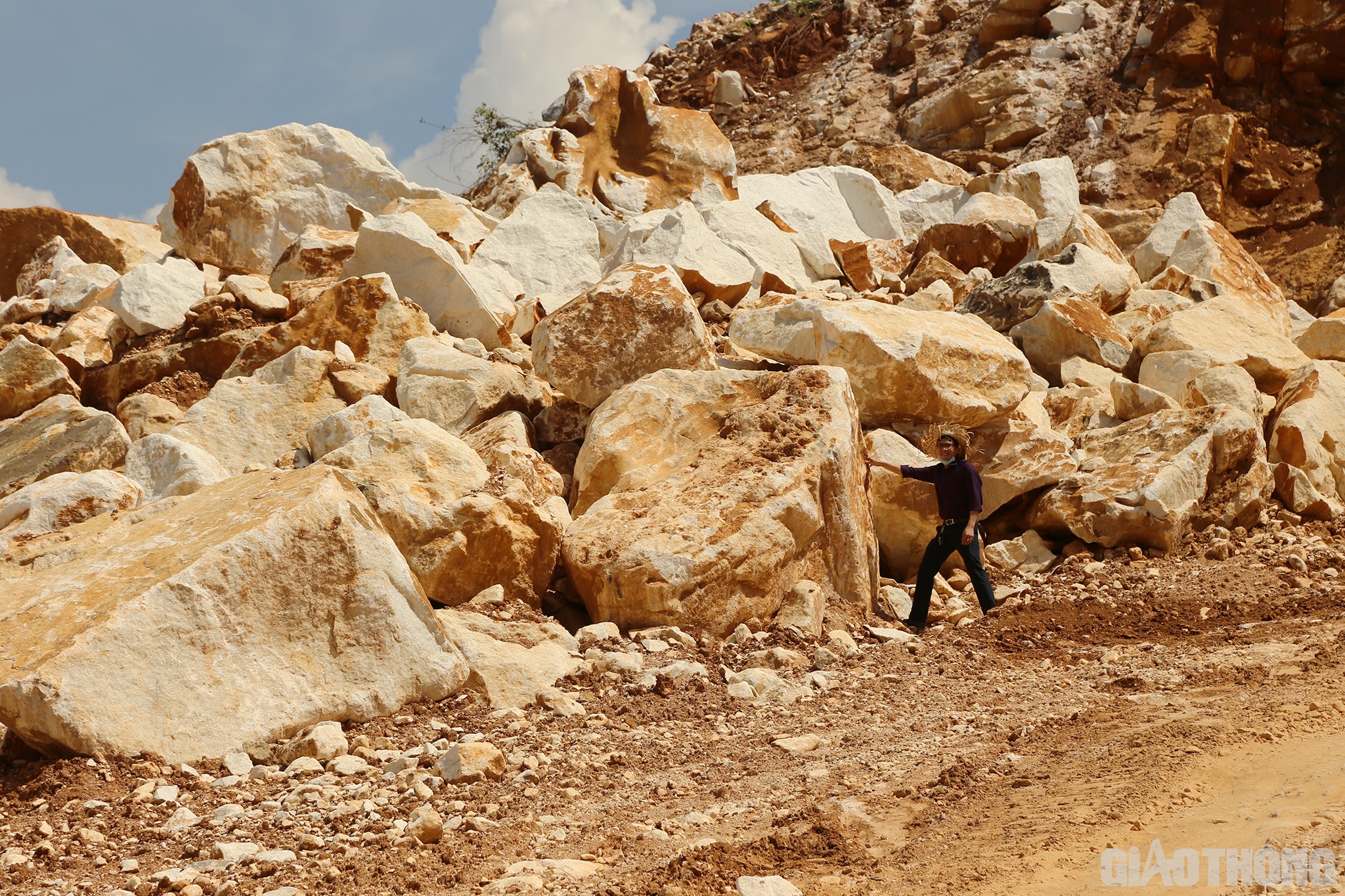 C&oacute; những vỉa đ&aacute; c&oacute; k&iacute;ch thước to bằng 1 chiếc &ocirc; t&ocirc; con, ước chừng trọng lượng l&ecirc;n đến h&agrave;ng chục tấn.