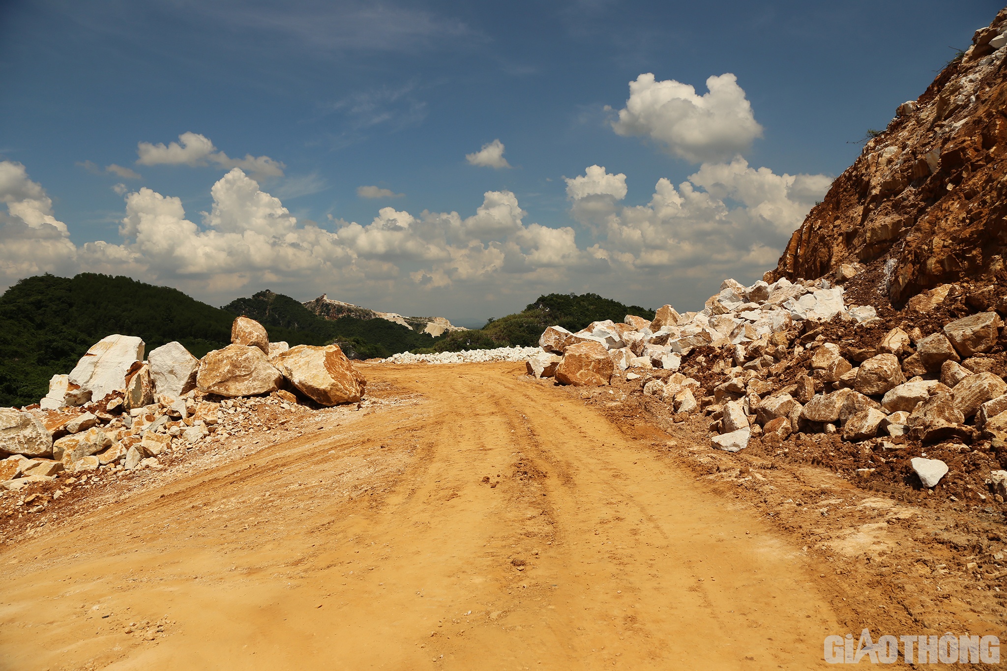 Dọc đường l&ecirc;n đến đỉnh n&uacute;i l&agrave; la liệt c&aacute;c vỉa đ&aacute; trắng với đủ c&aacute;c k&iacute;ch thước kh&aacute;c nhau.