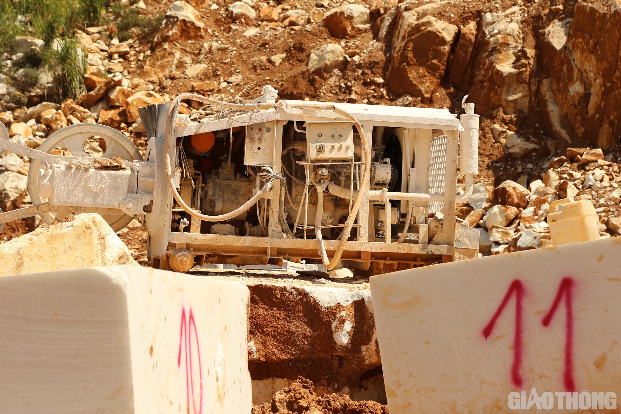 D&ugrave; l&agrave; khai th&aacute;c "thổ phỉ" nhưng c&aacute;c đối tượng sử dụng rất nhiều m&aacute;y m&oacute;c hiện đại, chuy&ecirc;n dụng.