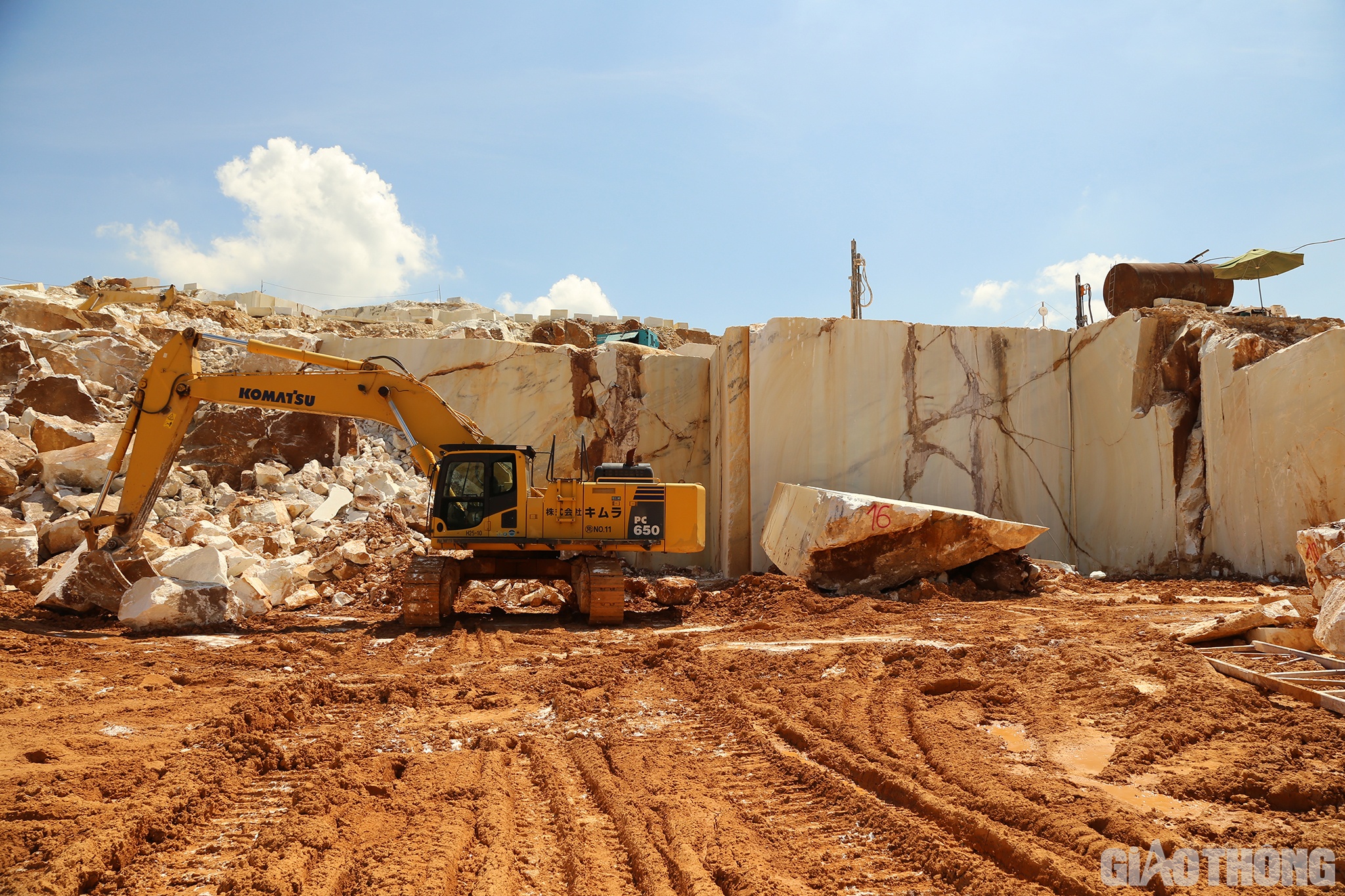 Ở gần đ&oacute;, rất nhiều m&aacute;y m&oacute;c c&aacute;c loạị nhằm phục vụ việc khai th&aacute;c đ&aacute;.