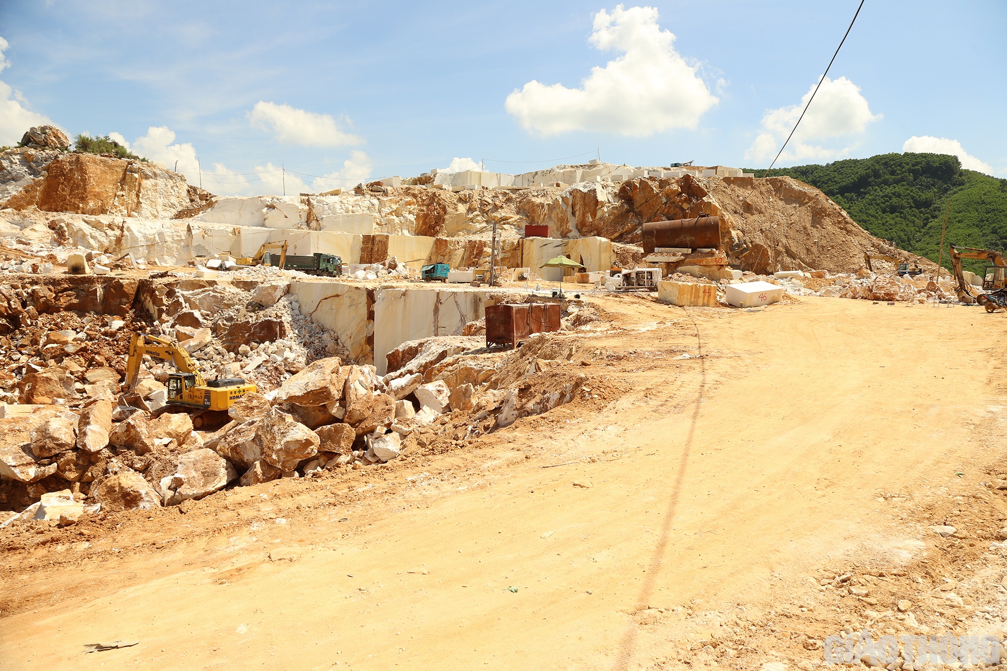 C&agrave;ng đi s&acirc;u v&agrave;o trong, lượng đ&aacute; đ&atilde; được khai th&aacute;c c&agrave;ng nhiều, ước l&ecirc;n đến h&agrave;ng ng&agrave;n m&eacute;t khối.