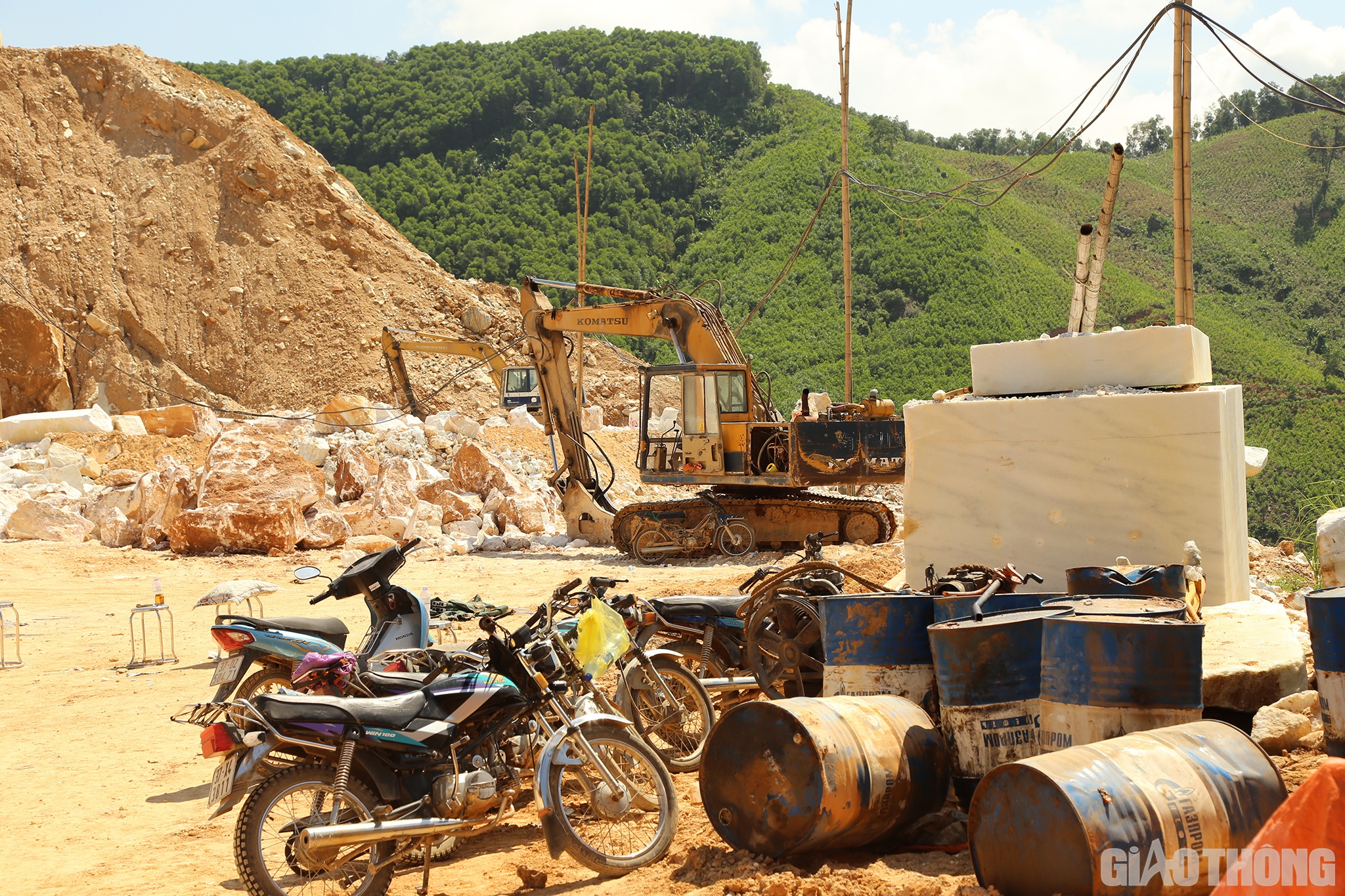 C&ugrave;ng với lượng đ&aacute; đ&atilde; được khai th&aacute;c th&igrave; cũng c&oacute; rất nhiều phương tiện, m&aacute;y m&oacute;c đang tập kết nơi đ&acirc;y.