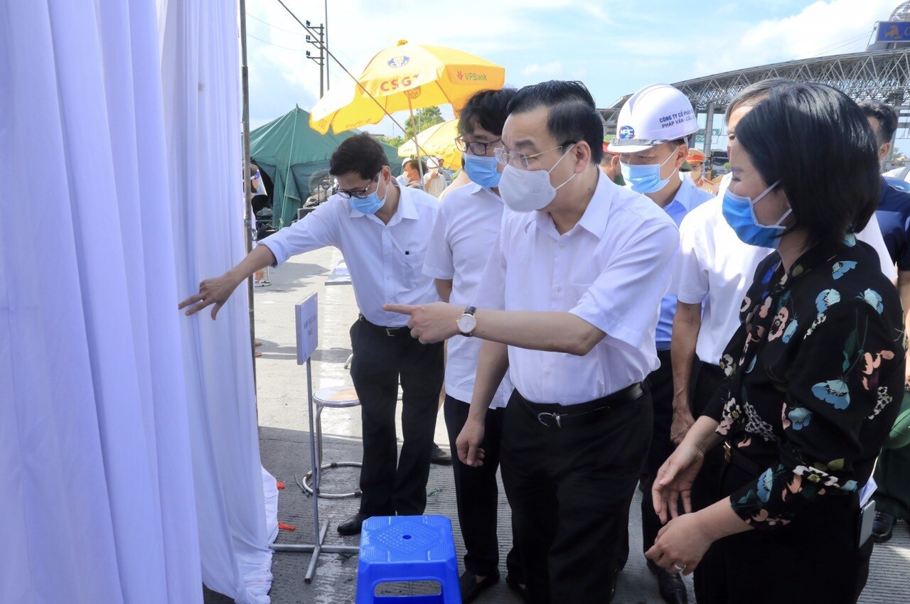 Chủ tịch UBND TP H&agrave; Nội nhấn mạnh: "H&ocirc;m nay đến thực địa t&ocirc;i đ&aacute;nh gi&aacute; rất cao việc triển khai đồng bộ của c&aacute;c lực lượng do ng&agrave;nh c&ocirc;ng an l&agrave;m tổ trưởng, lực lượng y tế, lực lượng qu&acirc;n đội&hellip; phương ph&aacute;p l&agrave;m việc đảm bảo th&ocirc;ng suốt, lấy mẫu test nhanh Covid-19 cũng l&agrave; ngẫu nhi&ecirc;n, đặc biệt l&agrave; đảm bảo kh&ocirc;ng "ngăn s&ocirc;ng cấm chợ" với địa phương kh&aacute;c, kh&ocirc;ng g&acirc;y &ugrave;n ứ".