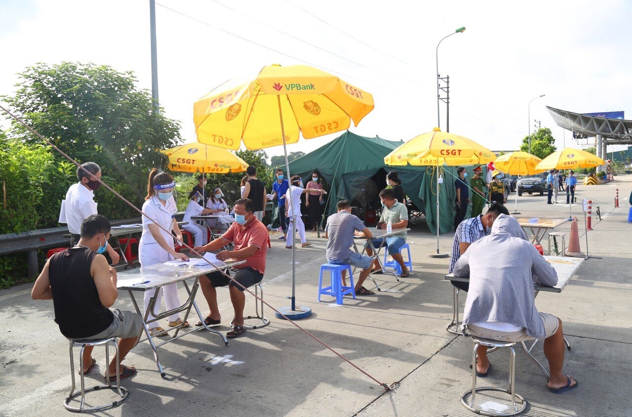 Chủ tịch UBND TP H&agrave; Nội cho biết, sẽ giao tr&aacute;ch nhiệm cho cơ sở, c&aacute;c tổ Covid-19 cộng đồng nắm được những di biến động đ&oacute; để theo d&otilde;i những người từ v&ugrave;ng dịch về, lập tức y&ecirc;u cầu ra khai b&aacute;o y tế v&agrave; y tế địa phương sẽ theo d&otilde;i t&igrave;nh h&igrave;nh sức khỏe của họ, đồng thời x&eacute;t nghiệm Covid-19.