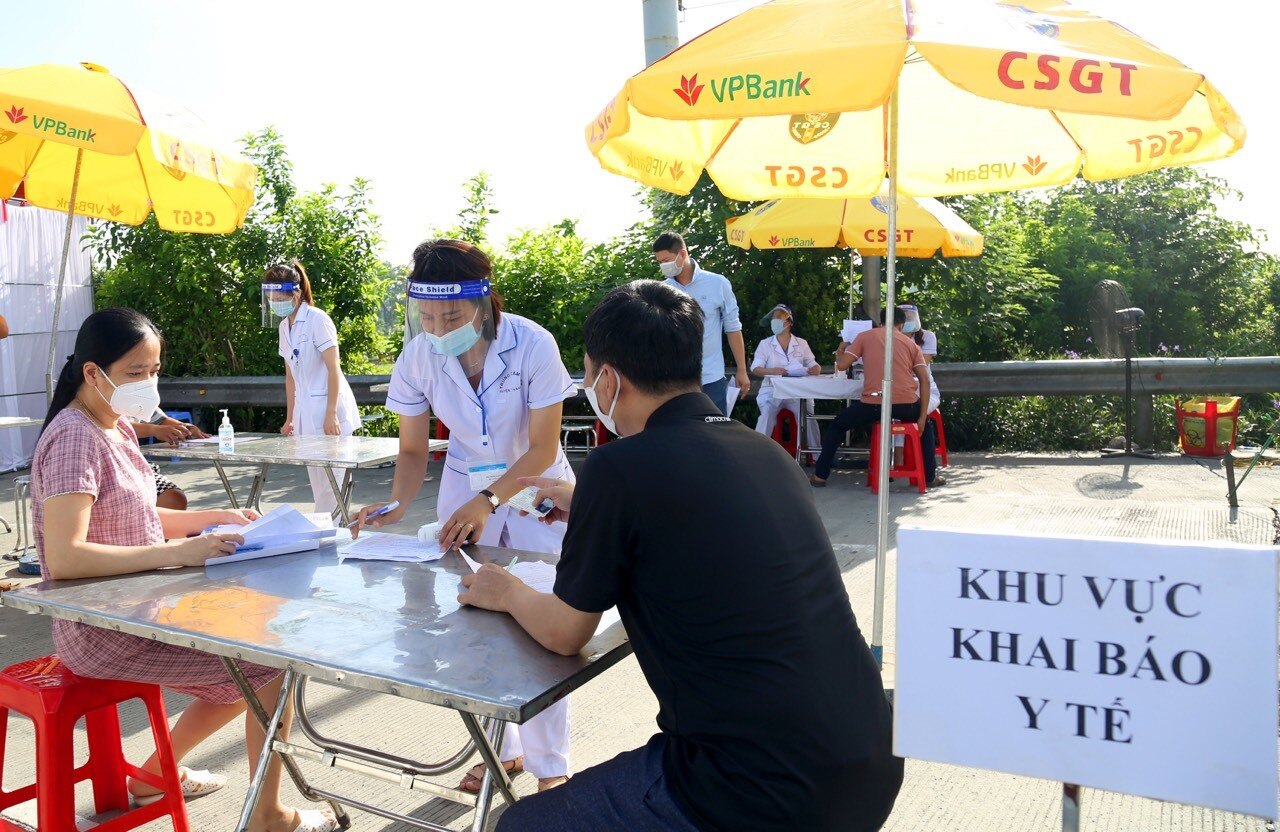 Ghi nhận của PV tại chốt Ph&aacute;p V&acirc;n- Cầu Giẽ cho thấy c&ocirc;ng t&aacute;c khai b&aacute;o y tế được diễn ra nghi&ecirc;m t&uacute;c v&agrave; khẩn trương v&agrave; tu&acirc;n thủ quy định ph&ograve;ng chống dịch Covid-19.