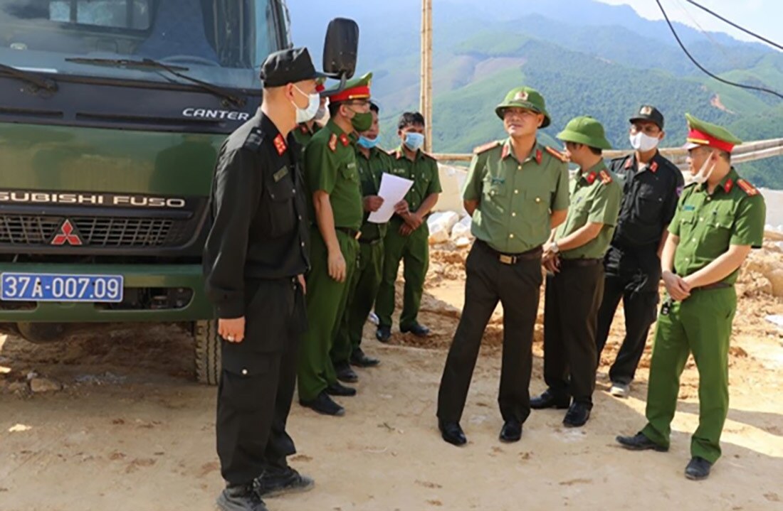Để bắt được mỏ n&agrave;y, trực tiếp Gi&aacute;m đốc C&ocirc;ng an tỉnh Nghệ An - Đại t&aacute; Phạm Thế T&ugrave;ng dẫn theo gần 100 c&aacute;n bộ chiến sĩ của Ph&ograve;ng CSCĐ v&agrave; Cảnh s&aacute;t kinh tế c&ocirc;ng an tỉnh l&ecirc;n hiện trường bao v&acirc;y, bắt quả tang (Ảnh: CAND)
