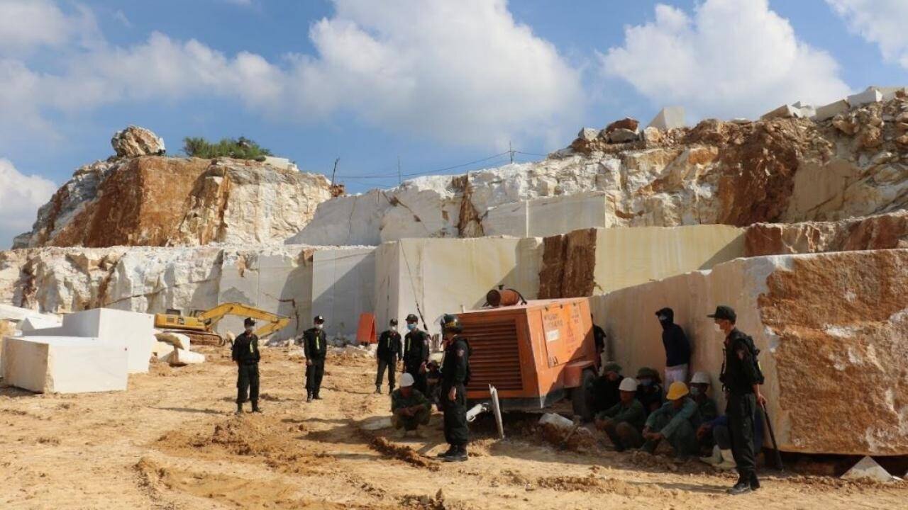 Qu&aacute; tr&igrave;nh v&acirc;y bắt được thực hiện nhanh, b&iacute; mật, khiến cho to&agrave;n bộ đối tượng đang khai th&aacute;c tr&aacute;i ph&eacute;p bị bất ngờ. (Ảnh: CAND)