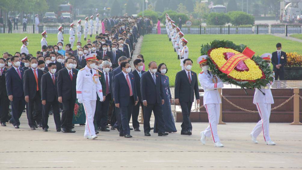 Chủ tịch nước Nguyễn Xu&acirc;n Ph&uacute;c, Chủ tịch Quốc hội Vương Đ&igrave;nh Huệ, Thủ tướng Ch&iacute;nh phủ Phạm Minh Ch&iacute;nh v&agrave; c&aacute;c đồng ch&iacute; l&atilde;nh đạo Đảng, Nh&agrave; nước, đại biểu Quốc hội tưởng nhớ Chủ tịch Hồ Ch&iacute; Minh.