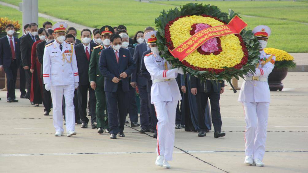 V&ograve;ng hoa mang d&ograve;ng chữ "Đời đời nhớ ơn Chủ tịch Hồ Ch&iacute; Minh vĩ đại" được đo&agrave;n d&acirc;ng v&agrave;o Lăng B&aacute;c.