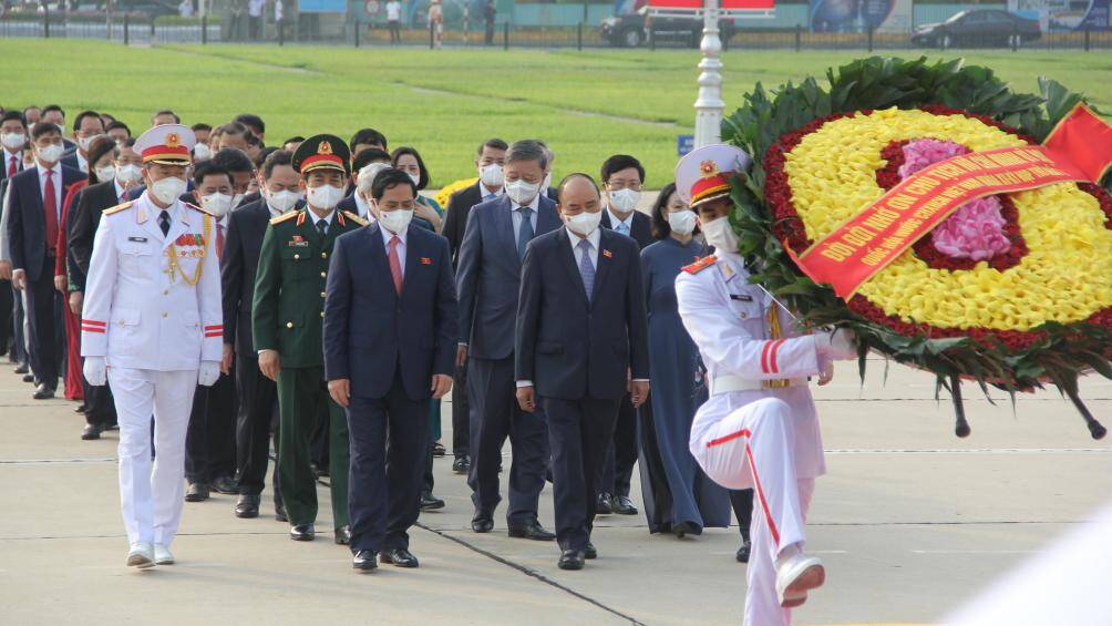 S&aacute;ng nay (20/7), tại Thủ đ&ocirc; H&agrave; Nội, trước giờ khai mạc Kỳ họp thứ 1, Quốc hội kh&oacute;a XV, c&aacute;c đại biểu Quốc hội đ&atilde; đến đặt v&ograve;ng hoa v&agrave; v&agrave;o Lăng viếng Chủ tịch Hồ Ch&iacute; Minh.