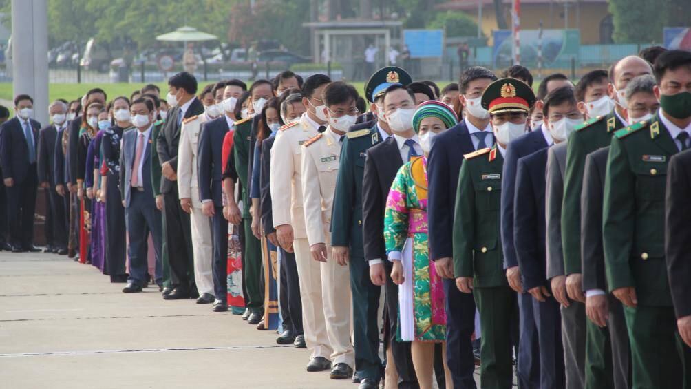 C&aacute;c đại biểu Quốc hội v&agrave;o Lăng viếng Chủ tịch Hồ Ch&iacute; Minh.