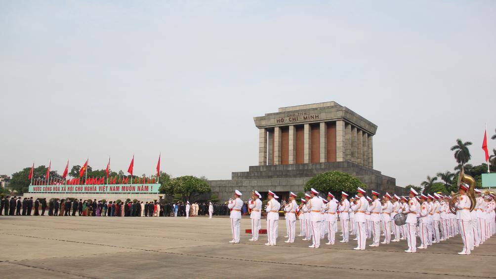 Qu&acirc;n nhạc cử h&agrave;nh Quốc thiều.