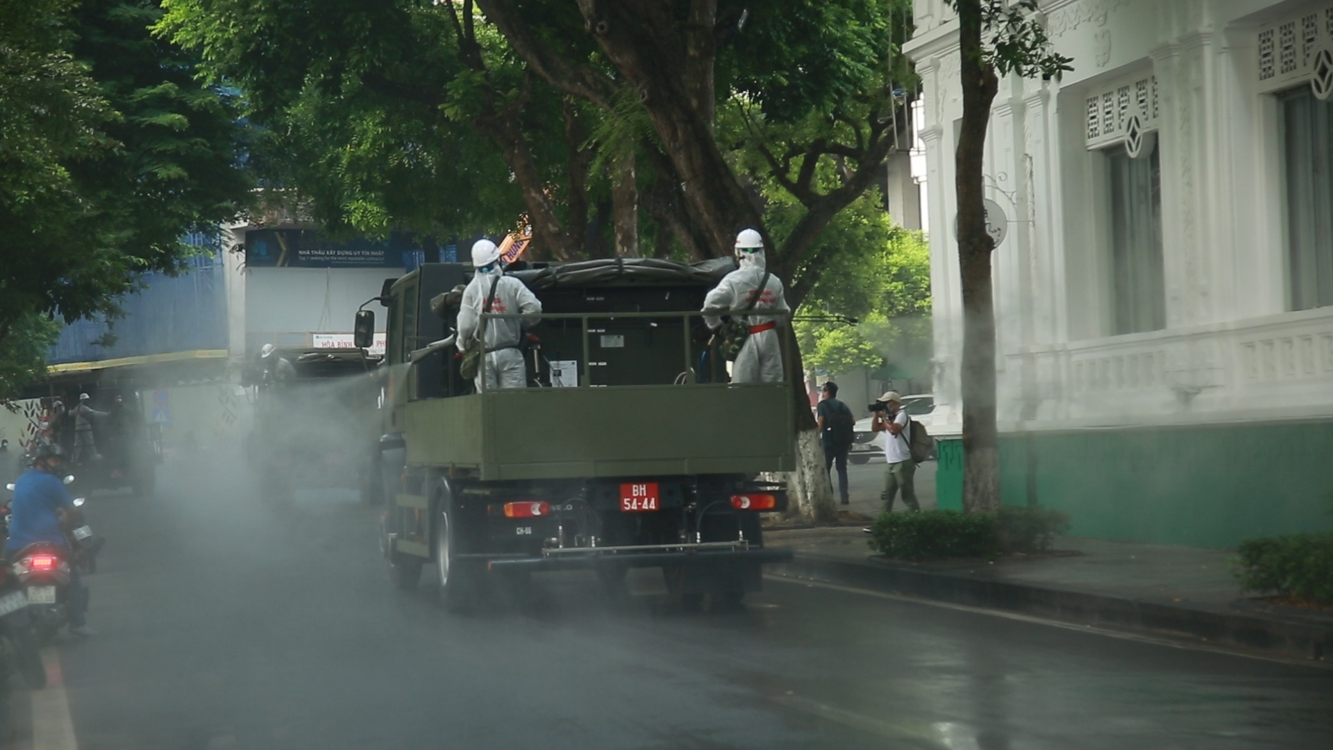Tại quận Ho&agrave;n Kiếm, xe đặc chủng sẽ phun khử khuẩn cho c&aacute;c khu vực phường Ph&uacute;c T&acirc;n, Chương Dương; khu vực phố cổ; tuyến phố xung quanh Trụ sở Th&agrave;nh ủy, HĐND, UBND th&agrave;nh phố; c&aacute;c khu vực xung quanh hồ Ho&agrave;n Kiếm v&agrave; c&aacute;c trục giao th&ocirc;ng ch&iacute;nh Trần Hưng Đạo, Hai B&agrave; Trưng, L&yacute; Thường Kiệt.