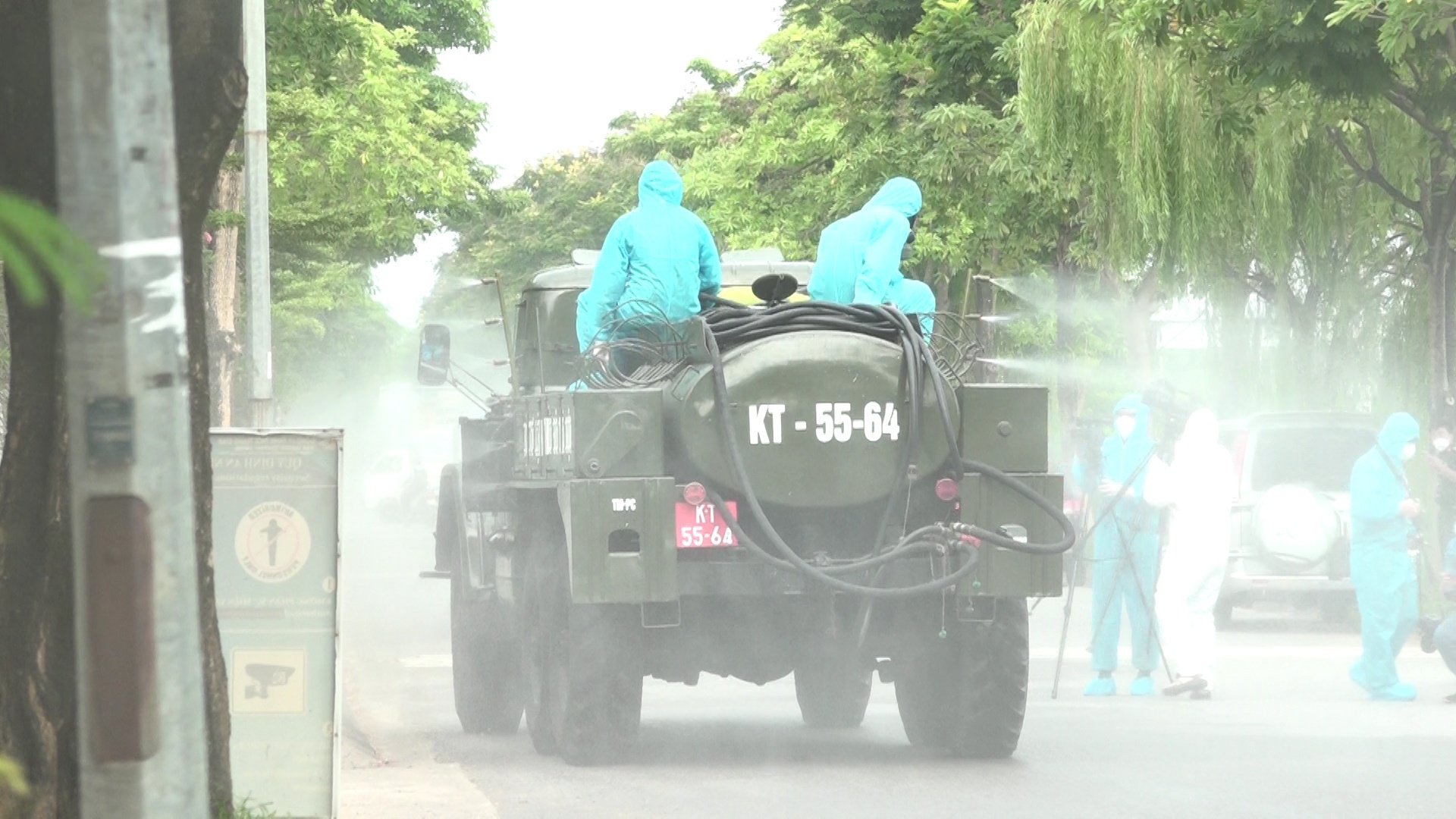Trước đ&oacute;, s&aacute;ng 25/7, B&iacute; thư Th&agrave;nh ủy H&agrave; Nội Đinh Tiến Dũng tới thăm, kiểm tra Sở Chỉ huy c&ocirc;ng t&aacute;c ph&ograve;ng chống COVID-19 th&agrave;nh phố H&agrave; Nội (trụ sở UBND th&agrave;nh phố, số 4 phố L&ecirc; Lai, quận Ho&agrave;n Kiếm) v&agrave; dự họp trực tuyến với sở chỉ huy c&aacute;c sở, ng&agrave;nh, quận, huyện, thị x&atilde;.
B&iacute; thư đề nghị Sở Chỉ huy th&agrave;nh phố giao cho Bộ Tư lệnh Thủ đ&ocirc; tổ chức phun khử khuẩn tương đối rộng tr&ecirc;n địa b&agrave;n. Sở C&ocirc;ng Thương phải c&oacute; phương &aacute;n bảo đảm nguồn h&agrave;ng h&oacute;a thiết yếu d&agrave;i hơi hơn. C&aacute;c cấp, c&aacute;c ng&agrave;nh quan t&acirc;m, tạo điều kiện bảo đảm lưu th&ocirc;ng h&agrave;ng h&oacute;a...