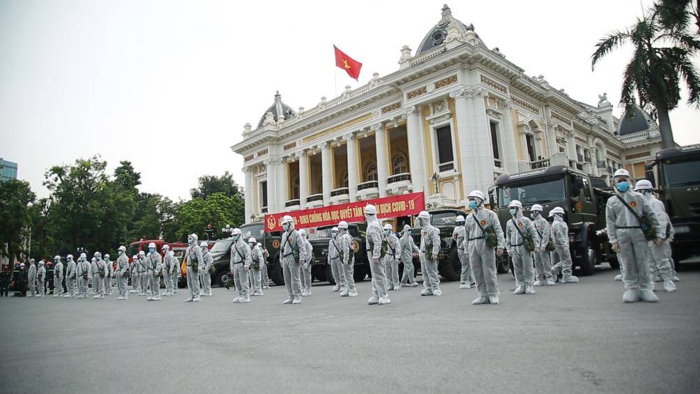 S&aacute;ng nay (26/7), Bộ Tư lệnh Thủ đ&ocirc; phối hợp với Binh chủng h&oacute;a học tiến h&agrave;nh phun khử khuẩn tại c&aacute;c quận Ho&agrave;n Kiếm, Đống Đa v&agrave; Ho&agrave;ng Mai, Chương Mỹ.