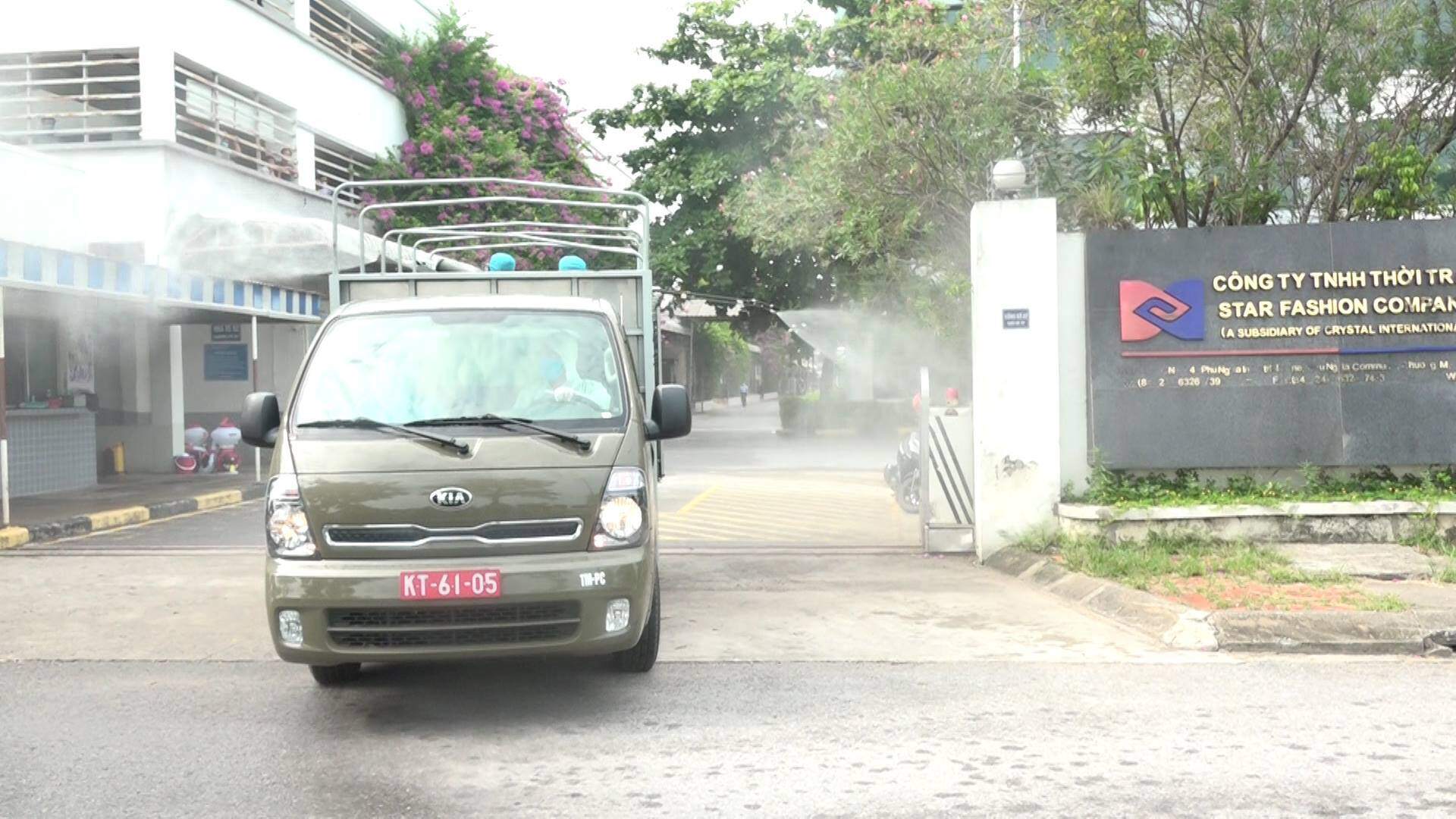 Cũng trong ng&agrave;y h&ocirc;m nay, Bộ Tư lệnh Thủ đ&ocirc; cũng phun khử khuẩn 3 khu vực ở huyện Chương Mỹ.