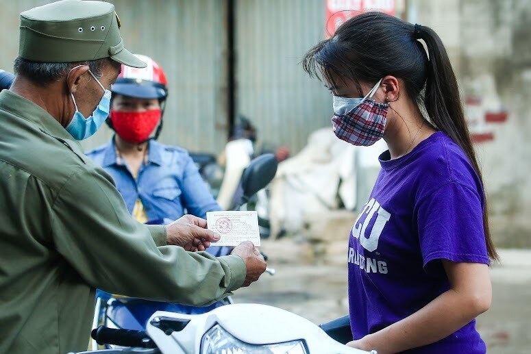 Trưa 27/7, trao đổi với PV B&aacute;o Giao th&ocirc;ng, &ocirc;ng Nguyễn Đ&igrave;nh Khuyến, Chủ tịch UBND quận T&acirc;y Hồ (H&agrave; Nội) cho biết, h&ocirc;m nay, lần đầu ti&ecirc;n, người d&acirc;n phường Nhật T&acirc;n, Tứ Li&ecirc;n tr&ecirc;n địa b&agrave;n quận T&acirc;y Hồ đi chợ theo phiếu.