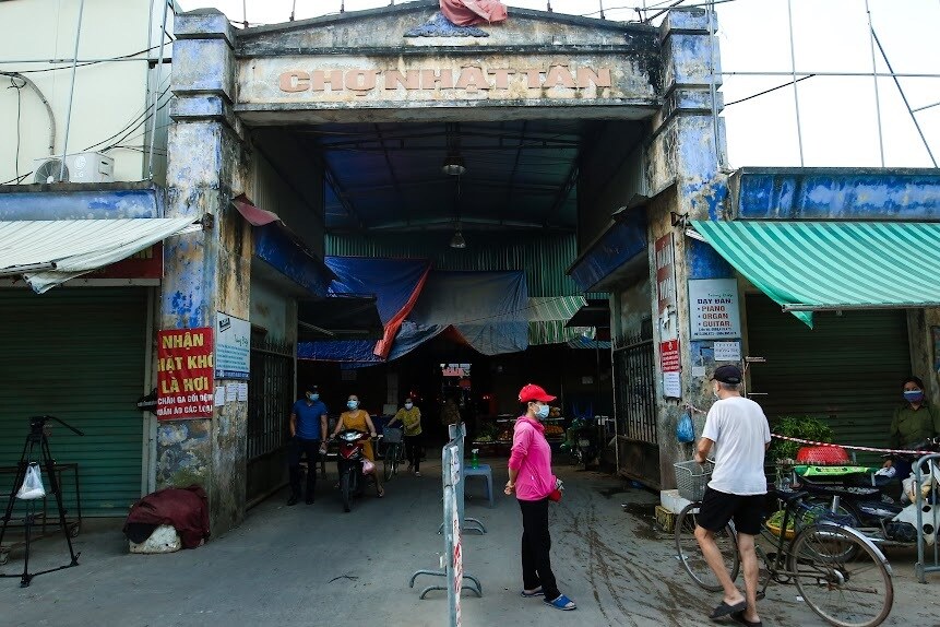 Chợ Nhật T&acirc;n đặt barie chia hai luồng người ra/v&agrave;o chợ. Được biết, việc triển khai đi chợ bằng thẻ sẽ được triển khai tại tất cả phường thuộc quận T&acirc;y Hồ.