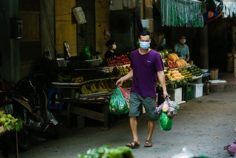 Để hạn chế đi chợ, người tới chợ thường mua rất nhiều đồ. Ngo&agrave;i ph&aacute;t phiếu đi chợ, quận T&acirc;y Hồ c&ograve;n ph&aacute;t thẻ lao động cho c&aacute;c hộ gia đ&igrave;nh, mỗi hộ một người, được ph&eacute;p ra v&agrave;o b&atilde;i đ&agrave;o phường Nhật T&acirc;n lao động trong thời gian gi&atilde;n c&aacute;ch x&atilde; hội.