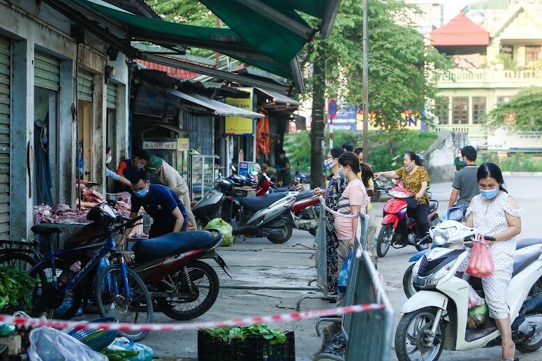 C&aacute;c quầy h&agrave;ng tại chợ Nhật T&acirc;n đ&atilde; chăng d&acirc;y ph&iacute;a ngo&agrave;i để giữ khoảng c&aacute;ch an to&agrave;n giữa người mua, người b&aacute;n.