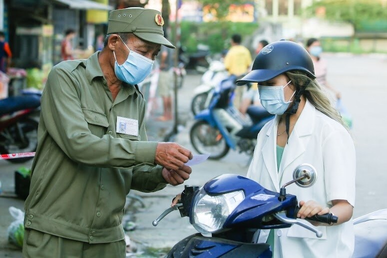 Trước đ&oacute;, tại địa b&agrave;n một số phường như: Nhật T&acirc;n, Tứ Li&ecirc;n&hellip; mỗi hộ d&acirc;n được nhận phiếu đi chợ trong 15 ng&agrave;y gi&atilde;n c&aacute;ch x&atilde; hội, tr&ecirc;n phiếu ghi r&otilde; họ t&ecirc;n đại diện hộ gia đ&igrave;nh, địa chỉ.