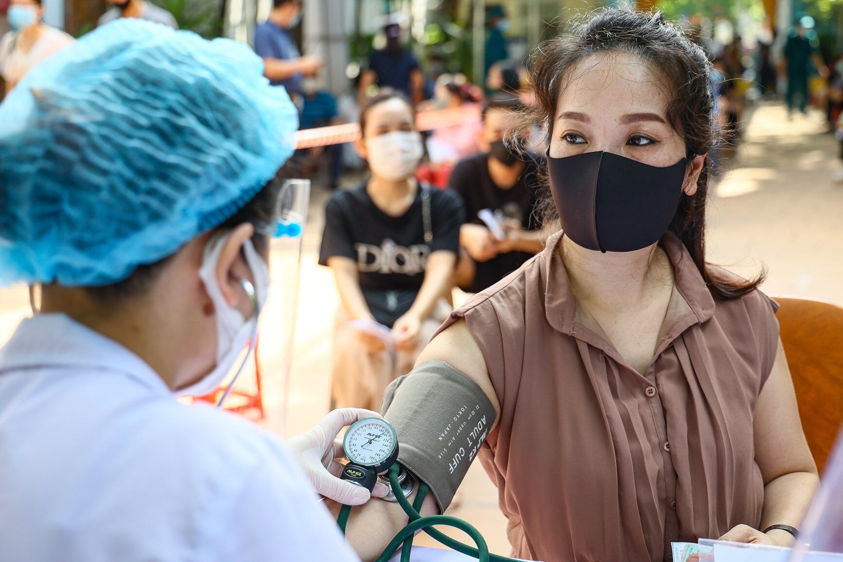 Tại khu vực kh&aacute;m s&agrave;ng lọc trước ti&ecirc;m, người d&acirc;n sẽ được c&aacute;n bộ y tế th&ocirc;ng b&aacute;o cụ thể những trường hợp ho&atilde;n ti&ecirc;m chủng, gồm: Người đang mắc bệnh cấp t&iacute;nh; phụ nữ mang thai, phụ nữ đang nu&ocirc;i con bằng sữa mẹ; những người bị suy giảm khả năng đ&aacute;p ứng miễn dịch, ung thư giai đoạn cuối, xơ gan...