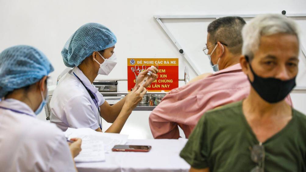 S&aacute;ng nay (28/7), H&agrave; Nội bắt đầu triển khai chiến dịch ti&ecirc;m vaccine ph&ograve;ng Covid-19 diện rộng cho người d&acirc;n. Đ&acirc;y l&agrave; chiến dịch ti&ecirc;m vaccine ph&ograve;ng Covid-19 lớn nhất trong lịch sử, được k&eacute;o d&agrave;i hơn 9 th&aacute;ng (từ th&aacute;ng 7/2021 đến th&aacute;ng 4/2022) với 5,1 triệu liều vaccine.