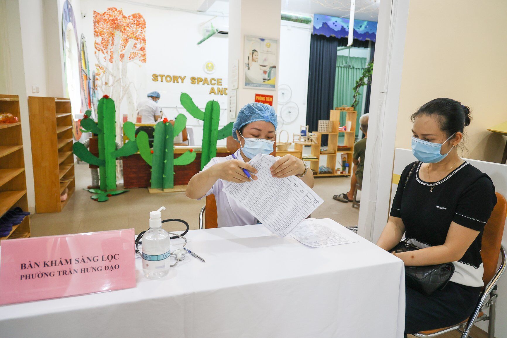 Tại địa điểm Trường THCS Trưng Vương (Ho&agrave;n Kiếm, H&agrave; Nội) đ&atilde; tiến h&agrave;nh triển khai ti&ecirc;m vaccine ph&ograve;ng Covid-19 cho người d&acirc;n tr&ecirc;n địa b&agrave;n quận Ho&agrave;n Kiếm.