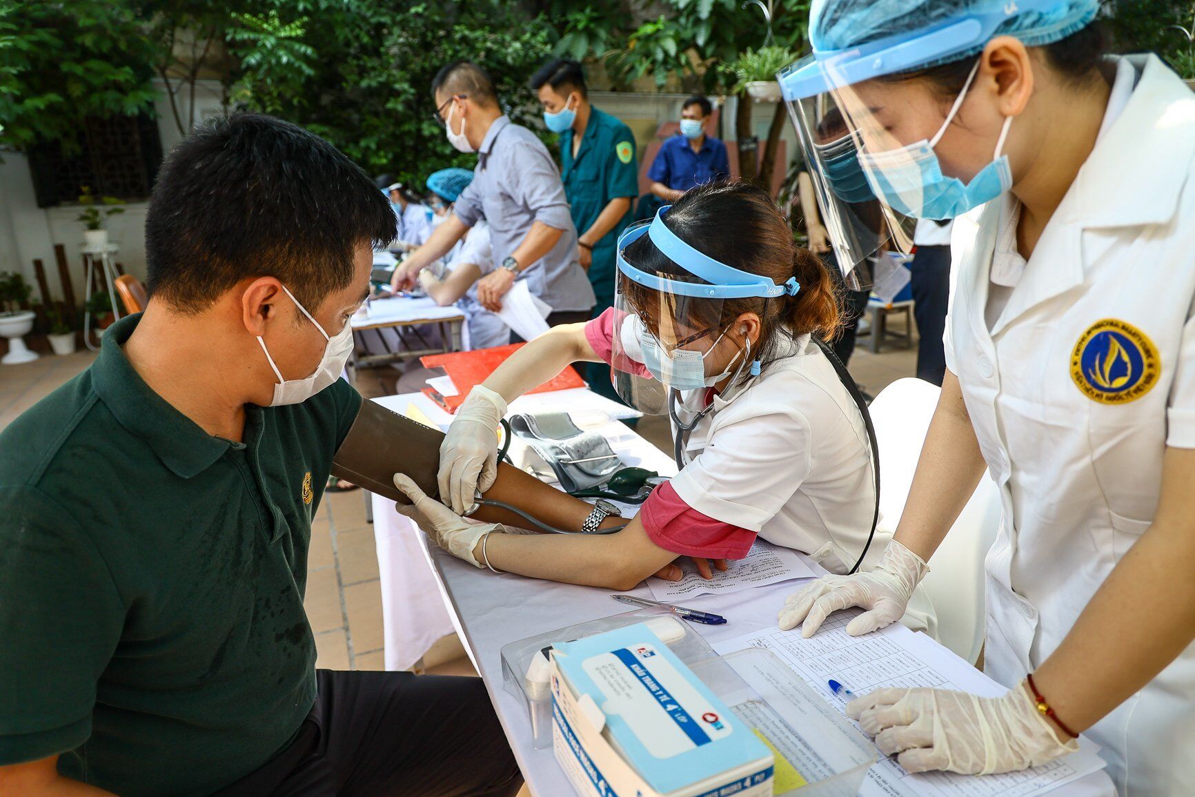 Trao đổi với b&aacute;o ch&iacute;, &ocirc;ng Nguyễn Quốc Ho&agrave;n, Ph&oacute; Chủ tịch UBND quận Ho&agrave;n Kiếm cho biết, trong đợt ti&ecirc;m vaccine với quy m&ocirc; to&agrave;n d&acirc;n b&ecirc;n cạnh đối tượng được ưu ti&ecirc;n th&igrave; quận sẽ mở rộng đối tượng ti&ecirc;m gồm những người cung cấp dịch vụ thiết yếu, những khu vực đang c&oacute; dịch tr&ecirc;n địa b&agrave;n v&agrave; những người l&agrave;m tại những bộ phận thường xuy&ecirc;n phải tiếp x&uacute;c với nhiều người.