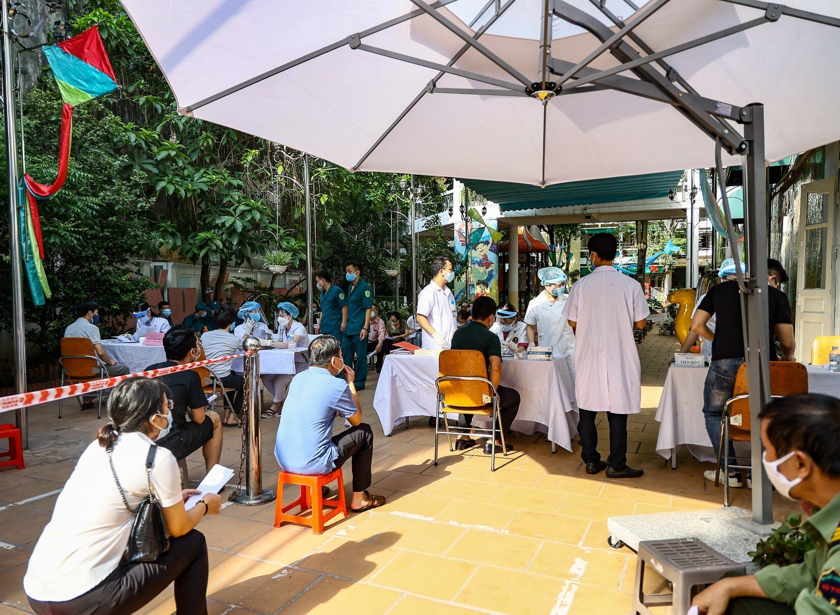 Ngo&agrave;i điểm trường THCS Trưng Vương, tr&ecirc;n địa b&agrave;n H&agrave; Nội s&aacute;ng nay c&ograve;n tổ chức ti&ecirc;m vaccine Covid-19 ở c&aacute;c điểm như: Trường mầm non 20-10 (phường Trần Hưng Đạo) v&agrave; phường Tr&agrave;ng Tiền...