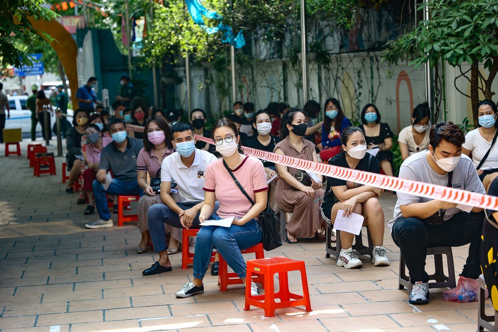 Sau khi nhận số thứ tự ti&ecirc;m, người d&acirc;n phải xếp h&agrave;nh chờ đến lượt, việc xếp h&agrave;ng cũng phải tu&acirc;n thủ nghi&ecirc;m ngặt theo quy định ph&ograve;ng chống dịch Covid-19.