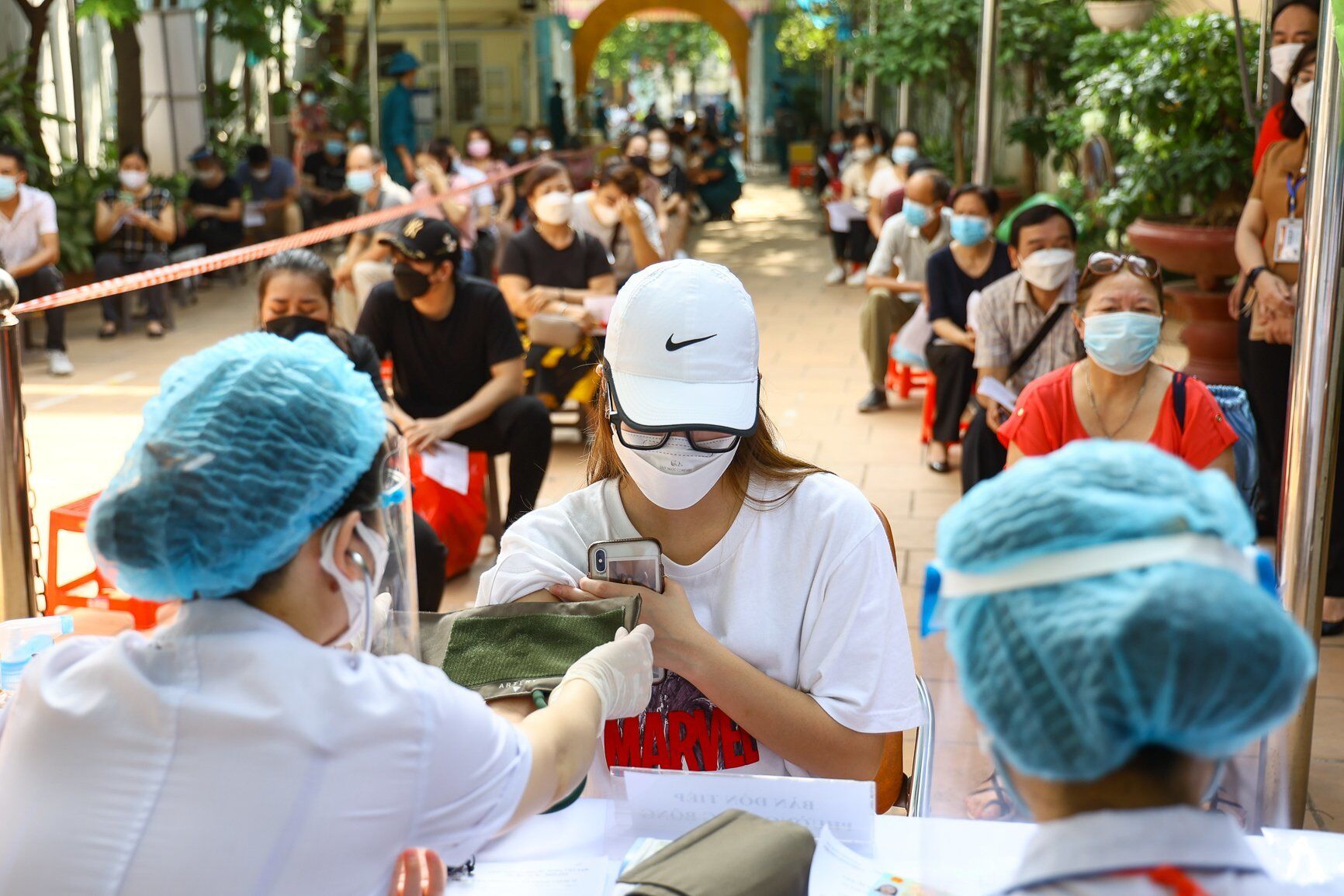 Việc kh&aacute;m s&agrave;ng lọc trước ti&ecirc;m sẽ giảm thiểu c&aacute;c phản ứng kh&ocirc;ng đ&aacute;ng c&oacute; đối với người được ti&ecirc;m vaccine Covid-19.