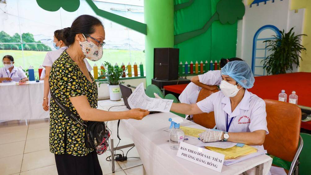 Được biết, trong đợt ti&ecirc;m chủng n&agrave;y, quận Ho&agrave;n Kiếm nhận được 16.000 liều, trong đ&oacute; c&oacute; gần 7.000 liều vaccine Moderna v&agrave; số c&ograve;n lại l&agrave; Astra Zeneca.