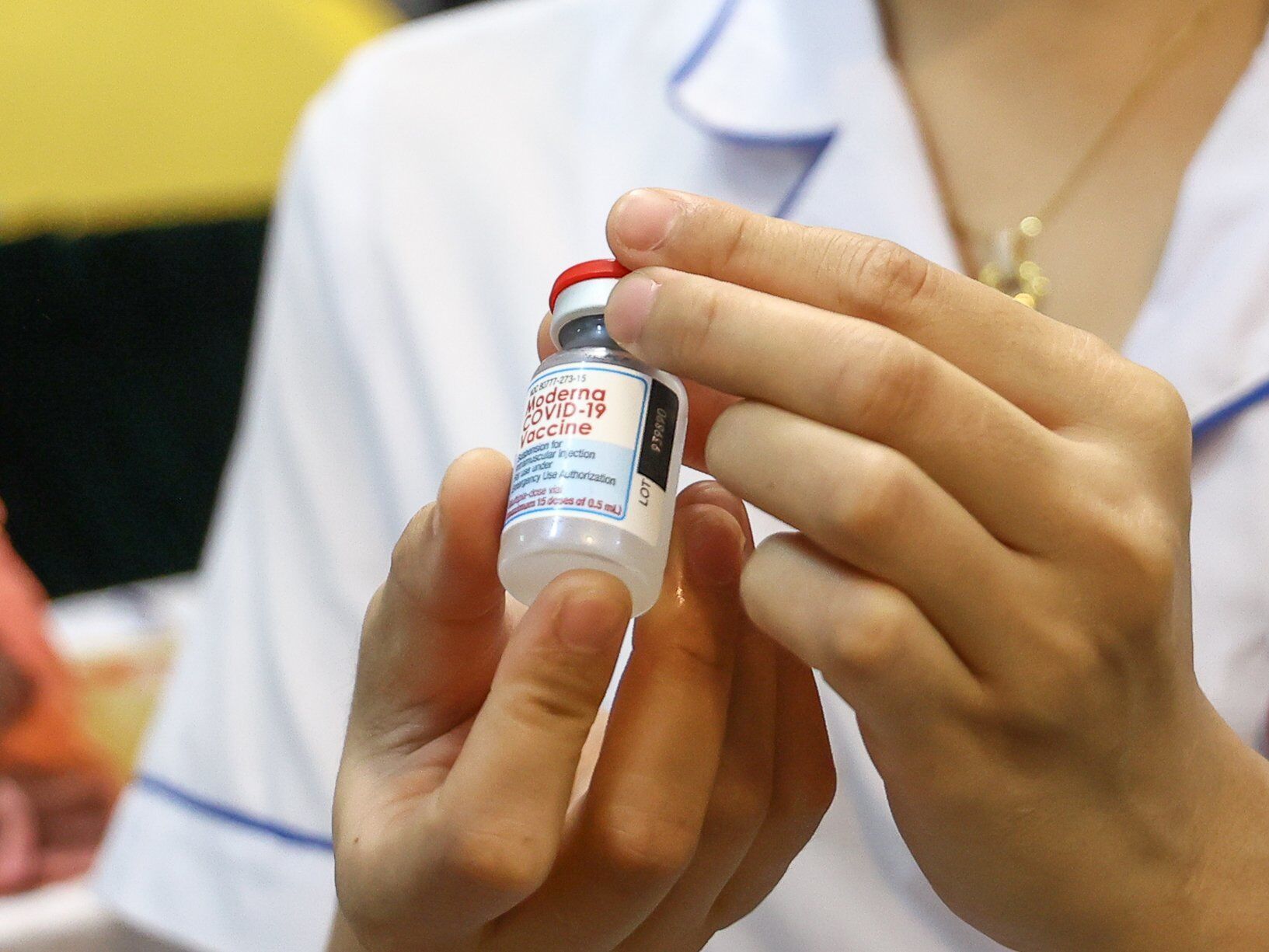 Trước đ&oacute;, s&aacute;ng 25/7, Bộ Y tế cho biết Việt Nam tiếp nhận th&ecirc;m 3.000.060 liều vaccine Moderna do Ch&iacute;nh phủ Hoa Kỳ hỗ trợ th&ocirc;ng qua Cơ chế COVAX, trong đ&oacute; 1.499.960 liều đ&atilde; được chuyển đến TP Hồ Ch&iacute; Minh v&agrave; 1.500.100 liều đến H&agrave; Nội.